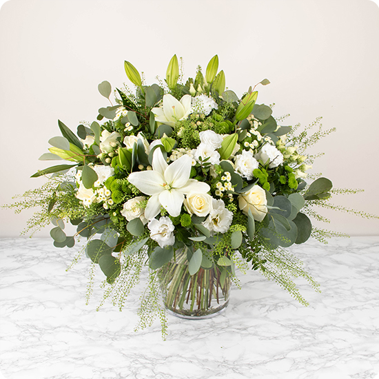 Ce bouquet de fleurs prestigieux est composé d'élégants lys, de magnifiques roses et de délicates fleurs de saison, agrémentées d'un feuillage finement travaillé.